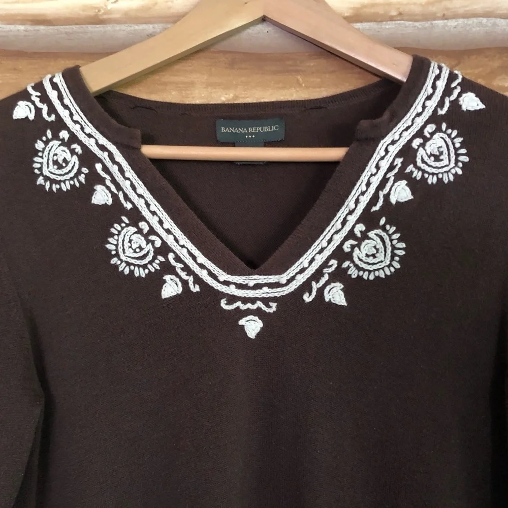 Vintage Banana Republic Factory embroidered v-neck sweater size medium